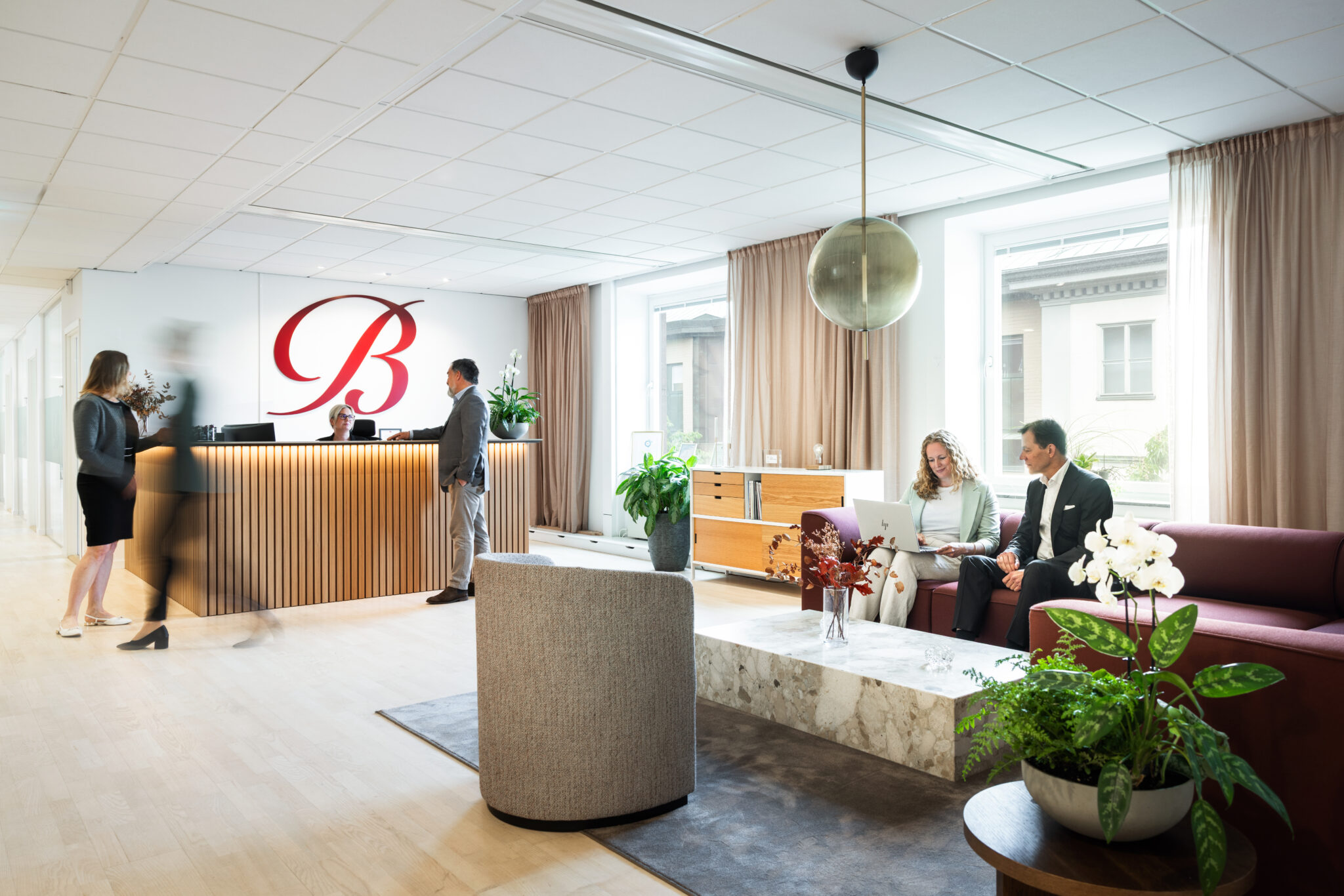 Branns kontor med reception och soffgrupp.