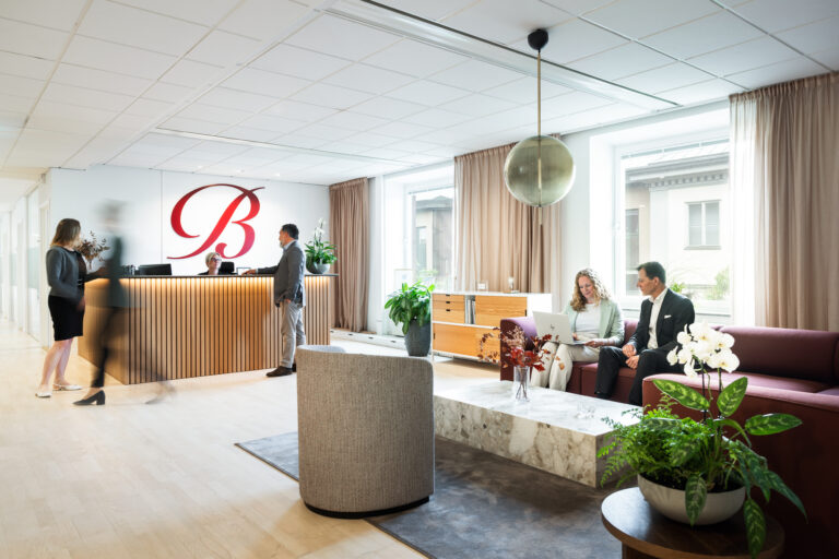 Branns kontor med reception och soffgrupp.