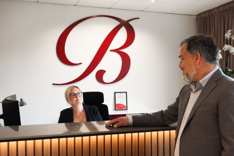 Branns reception med receptionist och en kollega som står och pratar med henne.